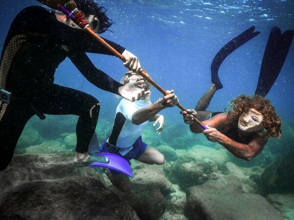 身著萬聖節服飾的潛水者們在水下拍照。 - 俄羅斯衛星通訊社