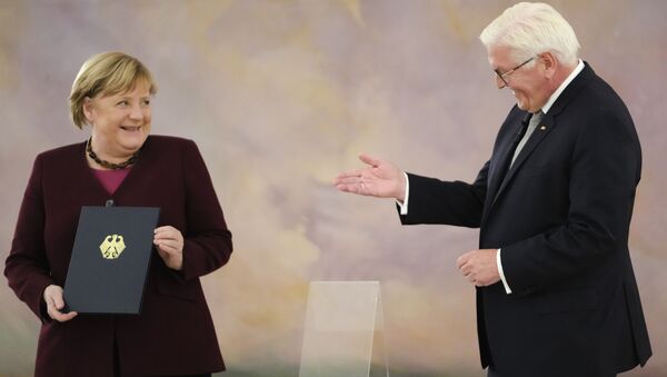 Канцлер Германии Ангела Меркель получает свидетельство об отставке от президента Германии Франка-Вальтера Штайнмайера  - 俄羅斯衛星通訊社