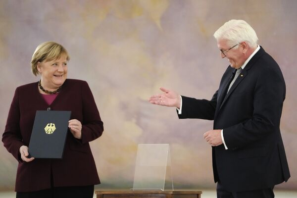德国总理默克尔从德国总统施泰因迈尔手中接过任期结束通知书。 - 俄罗斯卫星通讯社