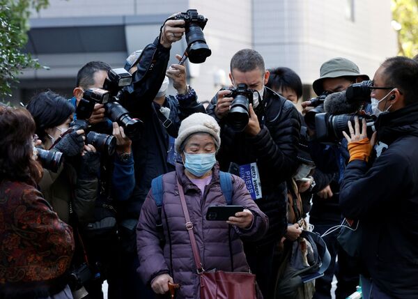 摄影师拍摄一名正在收看日本真子公主与小室圭正媒体发布会的女性。 - 俄罗斯卫星通讯社