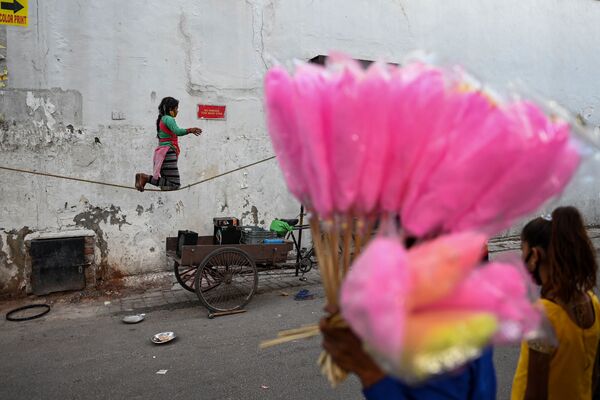 印度女孩在新德里街头表演走钢丝。 - 俄罗斯卫星通讯社