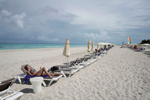  古巴游客在瓦拉德罗海滩享受日光浴。 - 俄罗斯卫星通讯社