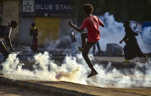  苏丹首都喀土穆市警方驱离示威人群。 - 俄罗斯卫星通讯社