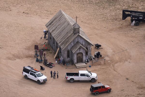 美国好莱坞演员亚历克•鲍德温参演在新墨西哥州圣达菲郊区的博南扎溪牧场电影拍摄时发生枪击事件。图为新墨西哥州圣达菲郊区的博南扎溪牧场航拍图。 - 俄罗斯卫星通讯社