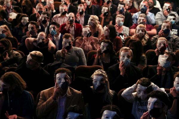 纽约观众在美琪大戏院以佩戴面具的方式纪念《歌剧魅影》重返百老汇。 - 俄罗斯卫星通讯社
