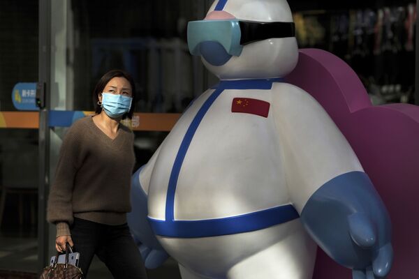 北京街道上的市民与卡通防疫工作者人像。 - 俄罗斯卫星通讯社