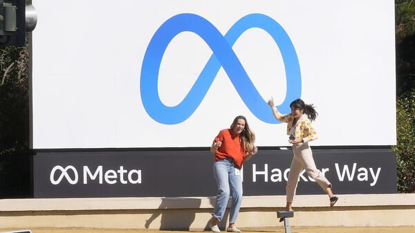 Сотрудники Facebook на фоне нового логотипа компании у ее штаб-квартиры в Менло-Парке, Калифорния - 俄羅斯衛星通訊社