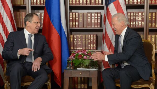 Министр иностранных дел РФ Сергей Лавров (слева) и вице-президент США Джон Байден - 俄羅斯衛星通訊社