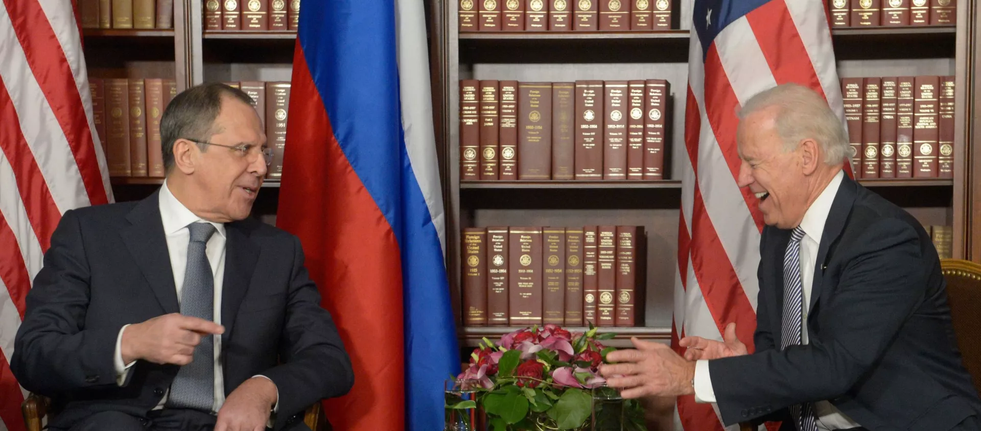 Министр иностранных дел РФ Сергей Лавров (слева) и вице-президент США Джон Байден - 俄羅斯衛星通訊社, 1920, 01.11.2021