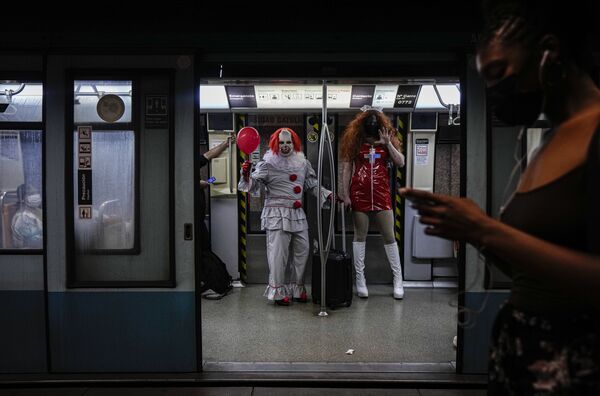 身穿戏装的智利居民乘坐在地铁列车。 - 俄罗斯卫星通讯社