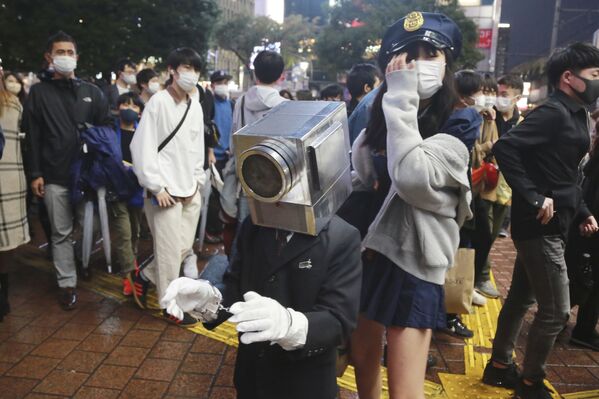 身穿戏装的日本年轻人参加万圣节活动。 - 俄罗斯卫星通讯社