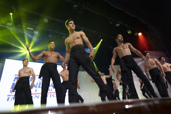 参加委内瑞拉英俊先生选美大赛（Mister Handsome Venezuela）的男性选手在舞台上展示才艺。 - 俄罗斯卫星通讯社