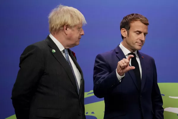 英國首相約翰遜與法國總統馬克隆在世界氣候變化大會(COP26)期間交談。 英國首相約翰遜與法國總統馬克隆在世界氣候變化大會(COP26)期間交談。 - 俄羅斯衛星通訊社