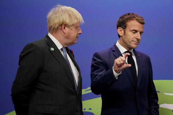 英国首相约翰逊与法国总统马克隆在世界气候变化大会（COP26）期间交谈。 - 俄罗斯卫星通讯社