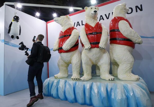 一只被绳索悬吊的毛绒企鹅出现在世界气候变化大会（COP26）休息区。 - 俄罗斯卫星通讯社