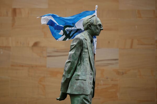 苏格兰国旗与首席地方政府大臣唐纳德·杜瓦雕像。 - 俄罗斯卫星通讯社
