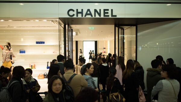 Люди у магазина Chanel в Шанхае. - 俄罗斯卫星通讯社