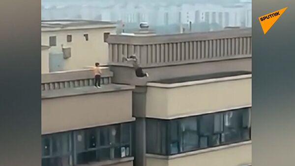 中國男孩在頂樓玩耍 - 俄羅斯衛星通訊社