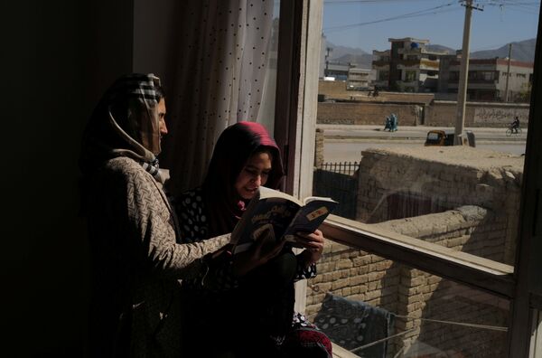 20岁的女学生哈瓦与姐妹们在喀布尔家中继续学习文化。 - 俄罗斯卫星通讯社
