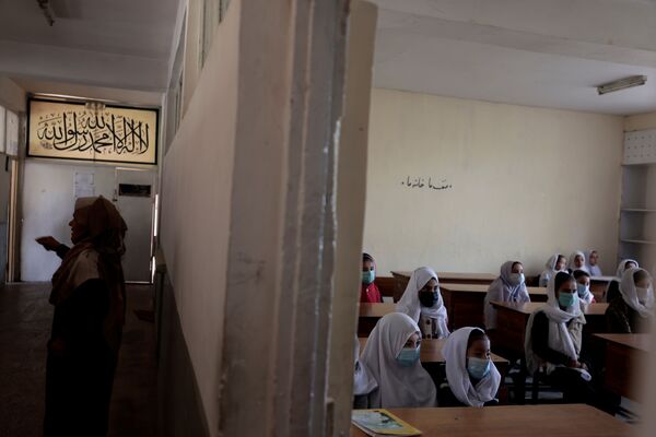阿富汗女孩在喀布尔市的小学内上课。 - 俄罗斯卫星通讯社