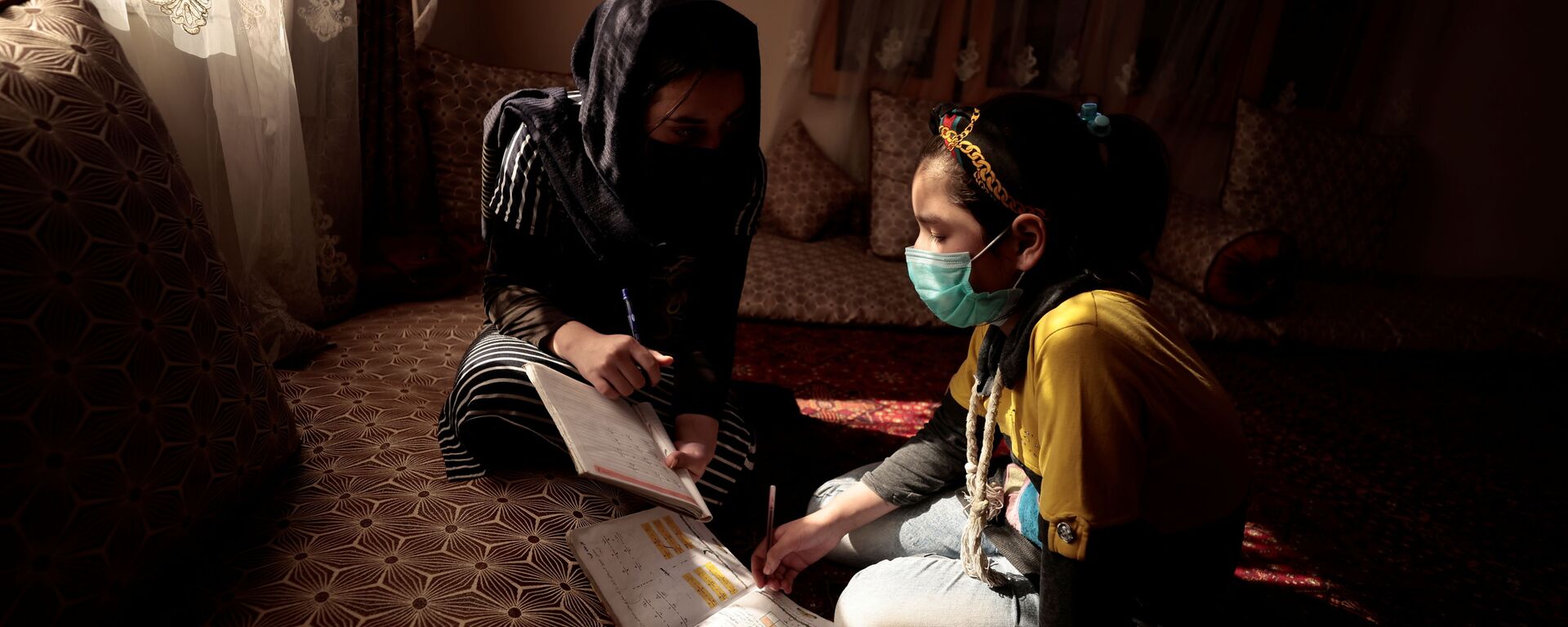 17-летняя Сахар помогает своей 10-летней сестре Хадии с домашним заданием - 俄罗斯卫星通讯社, 1920, 11.01.2022