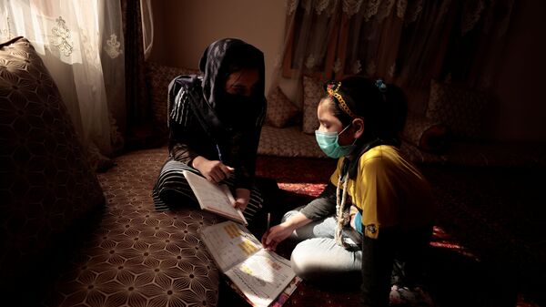 17-летняя Сахар помогает своей 10-летней сестре Хадии с домашним заданием - 俄羅斯衛星通訊社