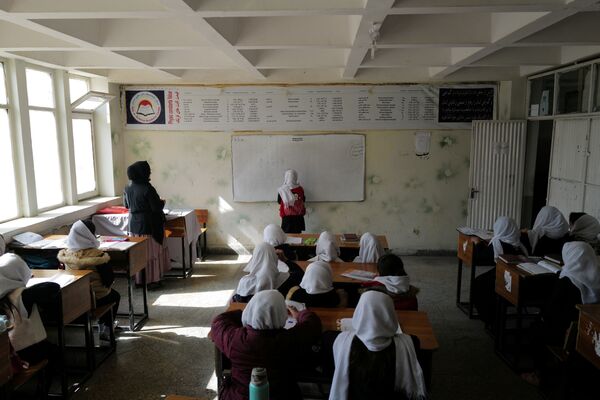 喀布尔市一家小学的女教师。 - 俄罗斯卫星通讯社