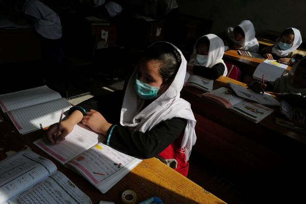 喀布爾市某小學的四年級女學生。 - 俄羅斯衛星通訊社