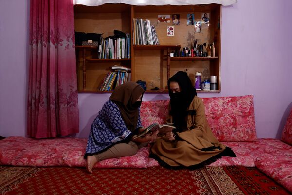 喀布尔市某中学十一年级女学生与19岁的姐姐在家中学习。 - 俄罗斯卫星通讯社