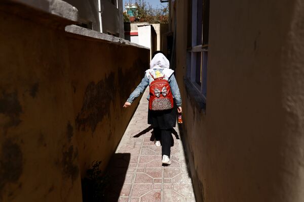 喀布爾市某小學四年級女學生走在放學回家的路上。 - 俄羅斯衛星通訊社