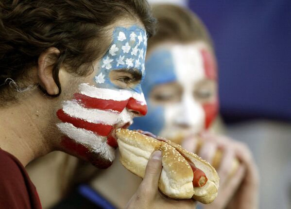 觀看橄欖球世界杯賽的球迷吃三明治。 - 俄羅斯衛星通訊社