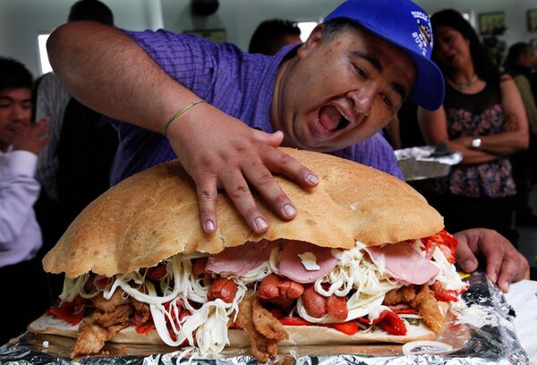 墨西哥男子挑战吃下一个巨型三明治。 - 俄罗斯卫星通讯社