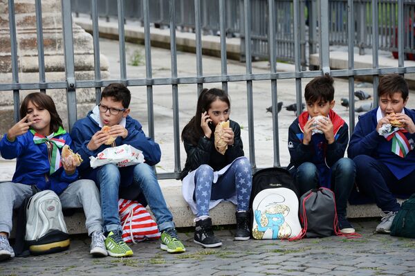 兒童旅行團的小遊客們在羅馬路邊吃三明治。 - 俄羅斯衛星通訊社