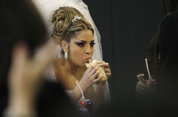 身著婚紗的黎巴嫩模特在休息中吃三明治。 - 俄羅斯衛星通訊社