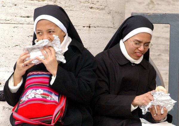 兩位修女在梵蒂岡聖彼得廣場吃三明治。 - 俄羅斯衛星通訊社
