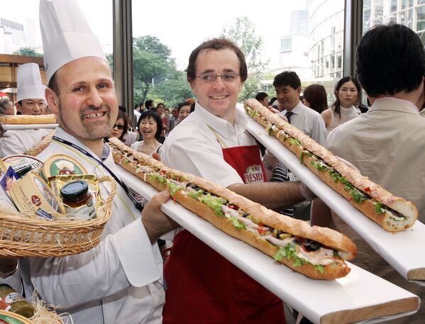 法国主厨杜曼日与同伴们在东京“开胃酒节”上展示超长三明治。 - 俄罗斯卫星通讯社