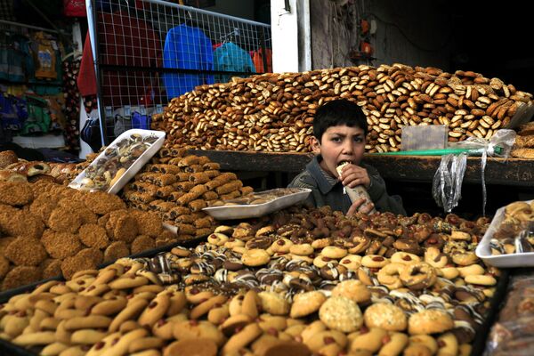 敘利亞市場男孩在鋪位上吃吃三明治。 - 俄羅斯衛星通訊社