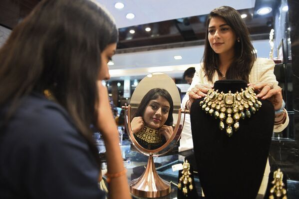 印度姑娘在珠寶商店選購項鍊飾品。 - 俄羅斯衛星通訊社