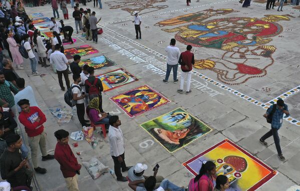 印度學生用蘭戈利彩砂繪制宗教神像。 - 俄羅斯衛星通訊社