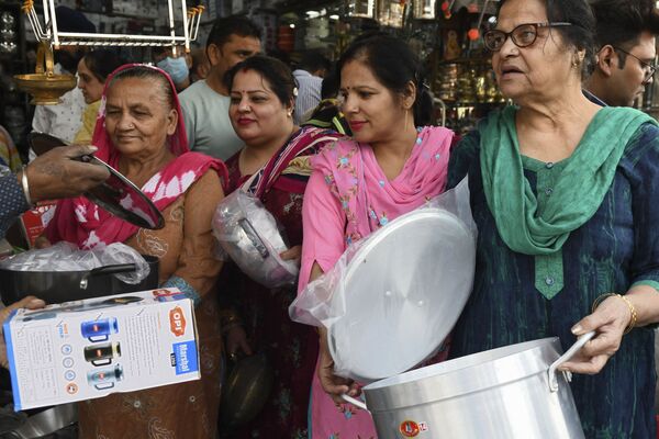 印度女性在排燈節前一天選購餐具。 - 俄羅斯衛星通訊社