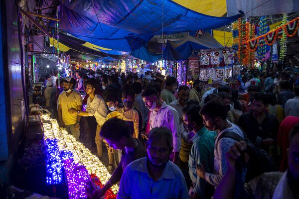 新德里居民选购排灯节礼品。 - 俄罗斯卫星通讯社