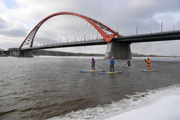 人们在鄂毕河上划桨板   - 俄罗斯卫星通讯社