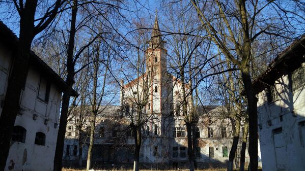 加里宁格勒州废弃的阿连伯格精神病院。加里宁格勒州兹纳缅斯克村的前阿连伯格精神病诊所的墙上，旅行者们看到后经常会产生莫名的恐惧感。从1852年到1940年，这里曾是东普鲁士最大的医院。战争期间，这栋房子属于党卫军分子。据说，他们在这里刑讯拷问囚犯，并在囚犯身上进行实验。直到2010年，苏联和后来的俄罗斯军队都驻扎在阿连伯格。现在这是一个典型的“废弃之地”：到处是灌木丛和树木，窗户被打碎了，墙上还有令人毛骨悚然的涂鸦。 - 俄罗斯卫星通讯社