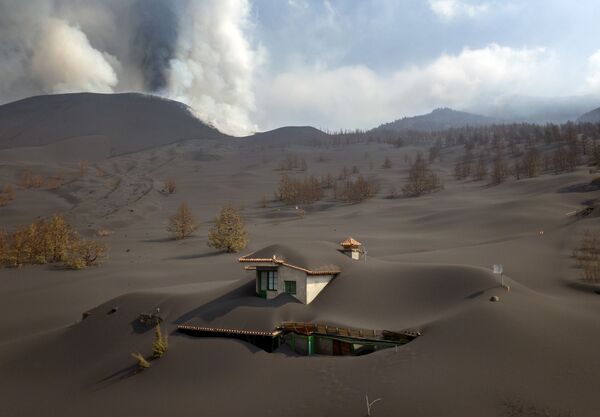 帕尔马岛火山喷发后，被灰烬覆盖的房屋。 - 俄罗斯卫星通讯社