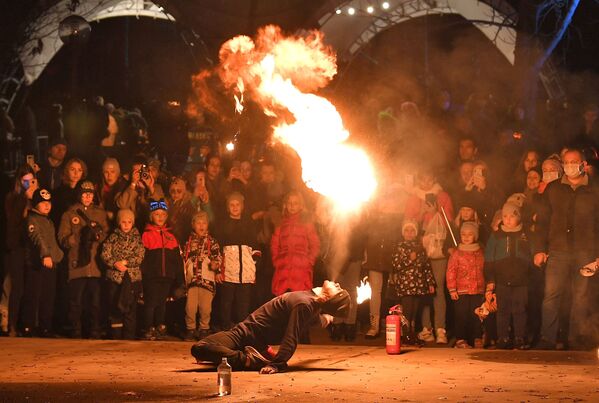 明斯克，“梦幻乐园”万圣节庆祝活动上的火焰表演。 - 俄罗斯卫星通讯社