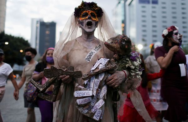 墨西哥城，一名女子参加“卡特里娜游行”，抗议对妇女的谋杀和暴力行为。 - 俄罗斯卫星通讯社