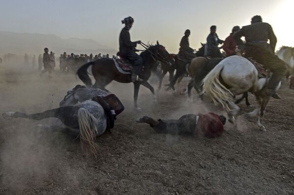 阿富汗薩曼甘省，一名騎手在“馬背叼羊”比賽中摔倒。 - 俄羅斯衛星通訊社