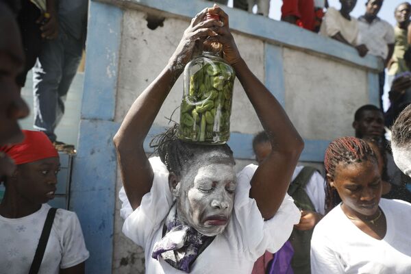 海地太子港，一名女子参加在国家公墓举行的净化男爵萨梅迪和格德灵魂的庆祝活动。 - 俄罗斯卫星通讯社
