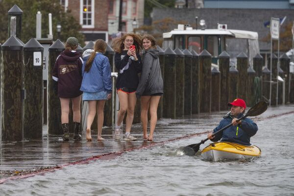 美国马里兰州，一名男子划皮艇穿过安纳波利斯市中心一处被淹的停车场。 - 俄罗斯卫星通讯社