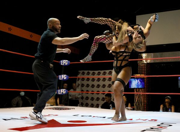 拉斯维加斯，女子内衣搏击赛上的裁判和参赛选手们。 - 俄罗斯卫星通讯社
